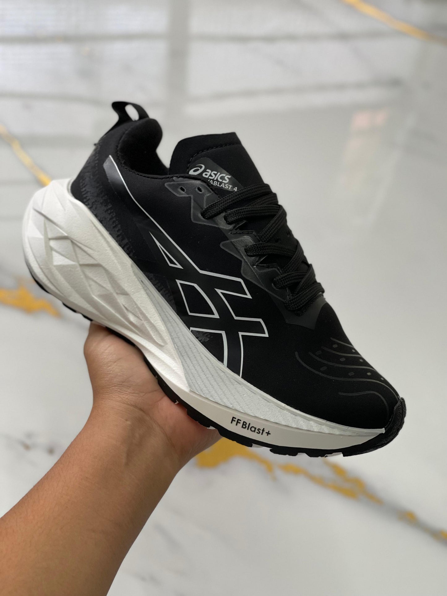 “Libera tu máximo rendimiento con Asics — el tenis que te lleva más allá de tus límites.”