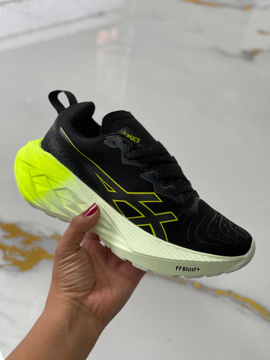 “Libera tu máximo rendimiento con Asics — el tenis que te lleva más allá de tus límites.”